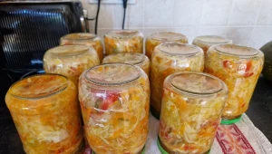 Robię zapasy sałatki z cukinii na zimę