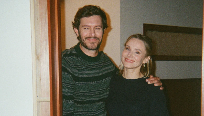 Adam Brody i Kristen Bell na planie trzeciego sezonu "Nikt tego nie chce"