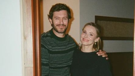 Adam Brody i Kristen Bell na planie trzeciego sezonu "Nikt tego nie chce"