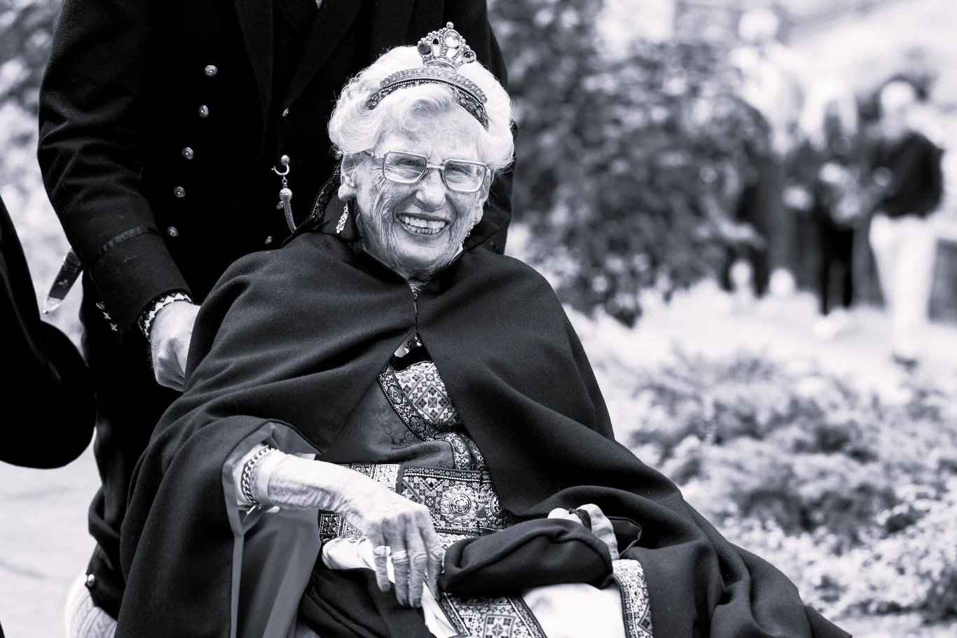 Nie żyje księżniczka Astrid Księżniczka Astrid w koronie, siedzi na wózku w eleganckim stroju z peleryną podczas uroczystości.