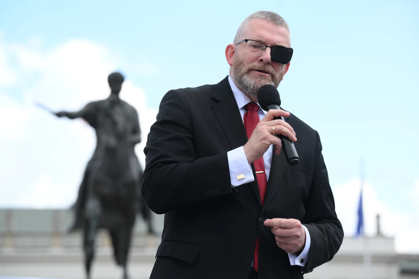 Strona ukraińska reaguje na film Brauna Grzegorz Braun przemawia w garniturze z czerwonym krawatem i opaską na oku