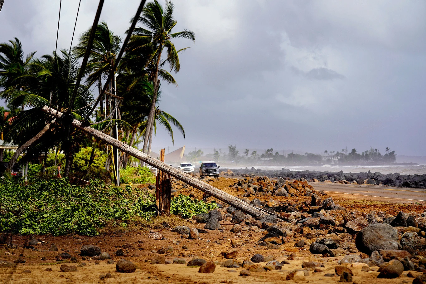 Zniszczona przez huragan Lowell plaża na wyspie Kauai na Hawajach. Żywioł uszkodził miejscowy port, więc dostawy są utrudnione. MIeszkańcom wysłano śmigłowcami kilkaset pizz Skutki przejścia huraganu Lowell przez wyspę Kauai na Hawajach. Wiele plaż i nadmorskich ośrodków zostało uszkodzonych