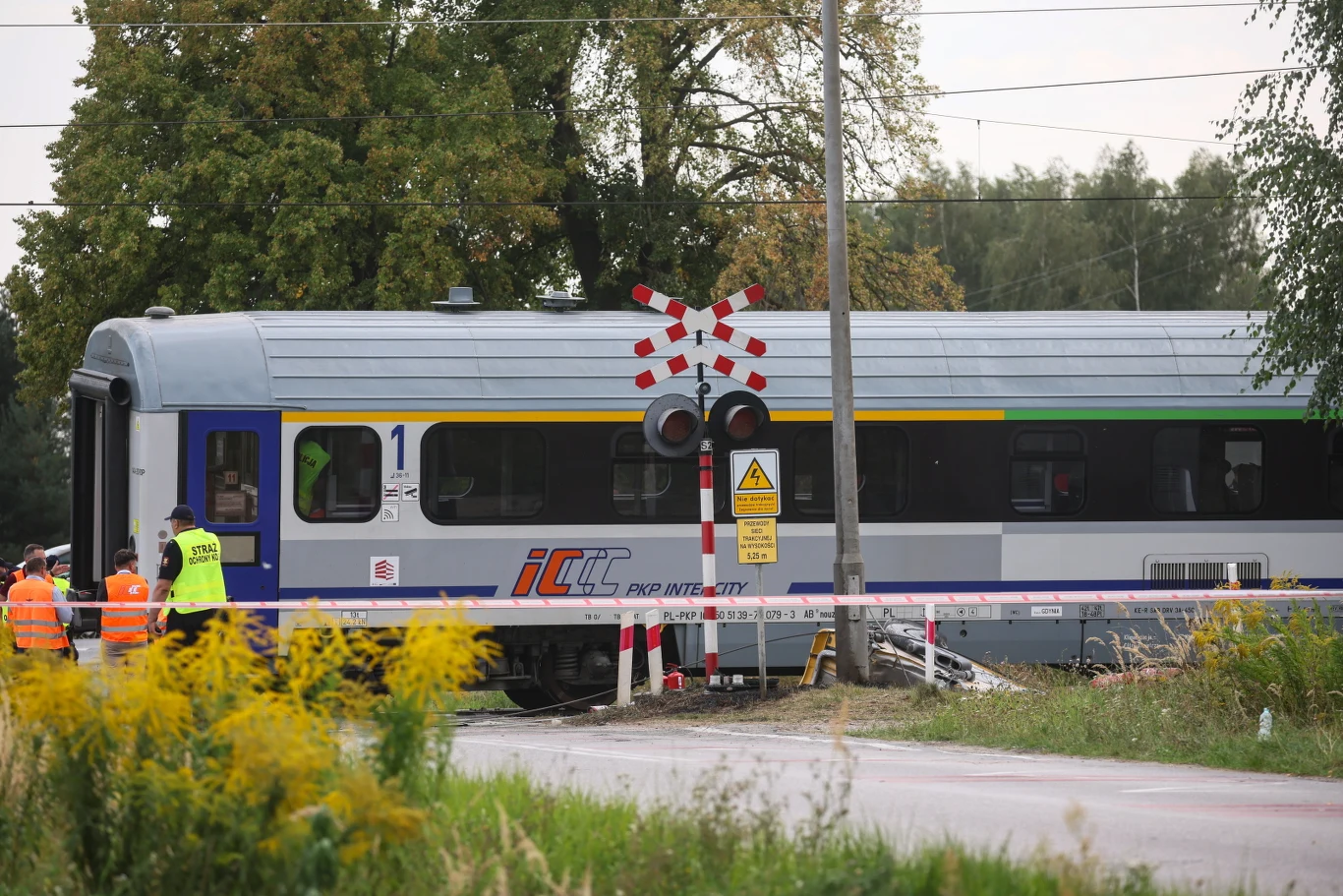 Miejsce wykolejenia pociągu w Sokolnikach Suchych Służby przy pociągu PKP Intercity na miejscu zderzenia z ciężarówką