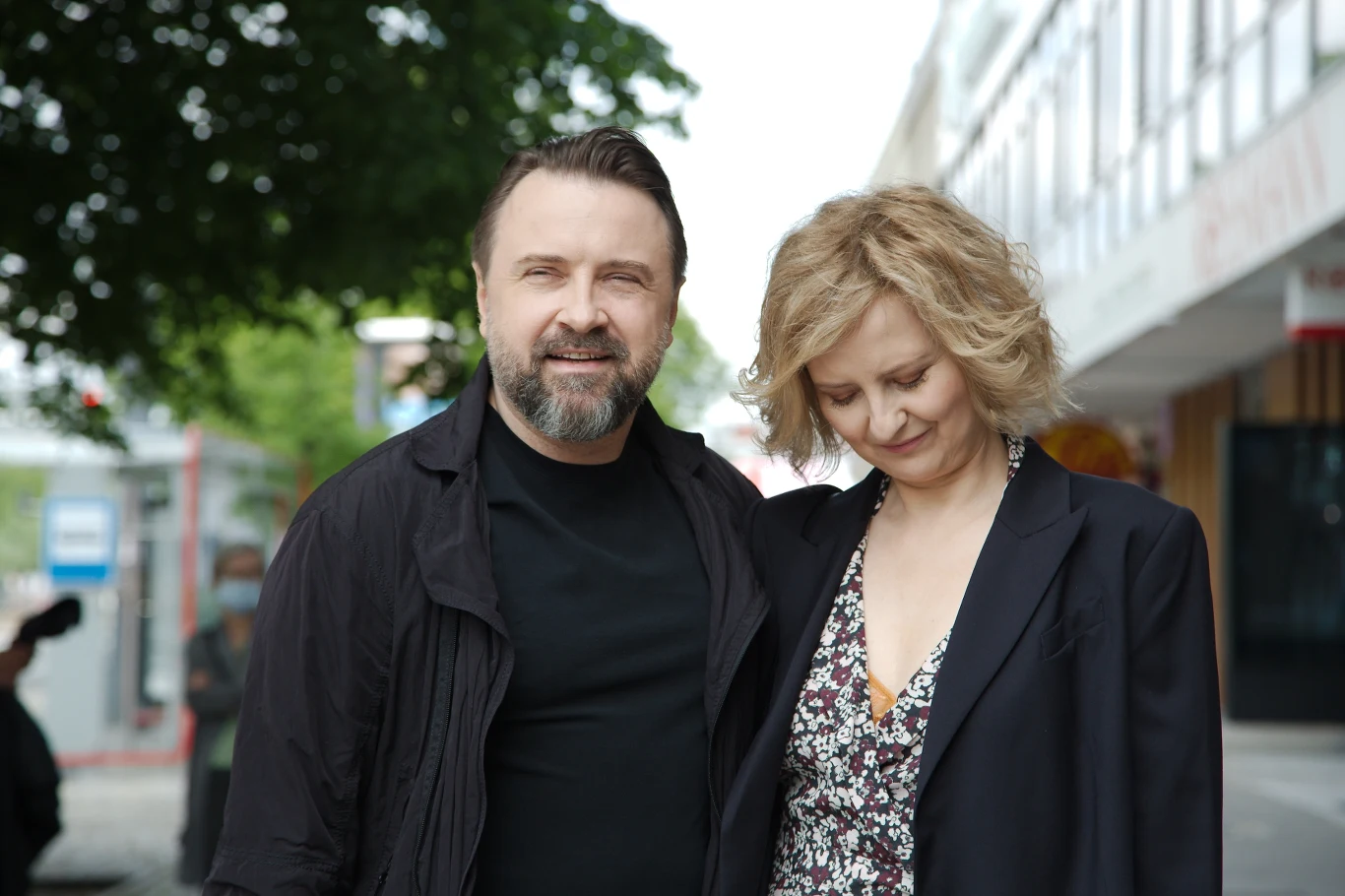 Marek Modzelewski i Izabela Kuna Izabela Kuna i Marek Modzelewski podczas wspólnego wyjścia w ciemnych, eleganckich stylizacjach.