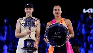 Sabalenka w pokonanym polu. Wskazują Rybakinę. Różnica zaskakuje