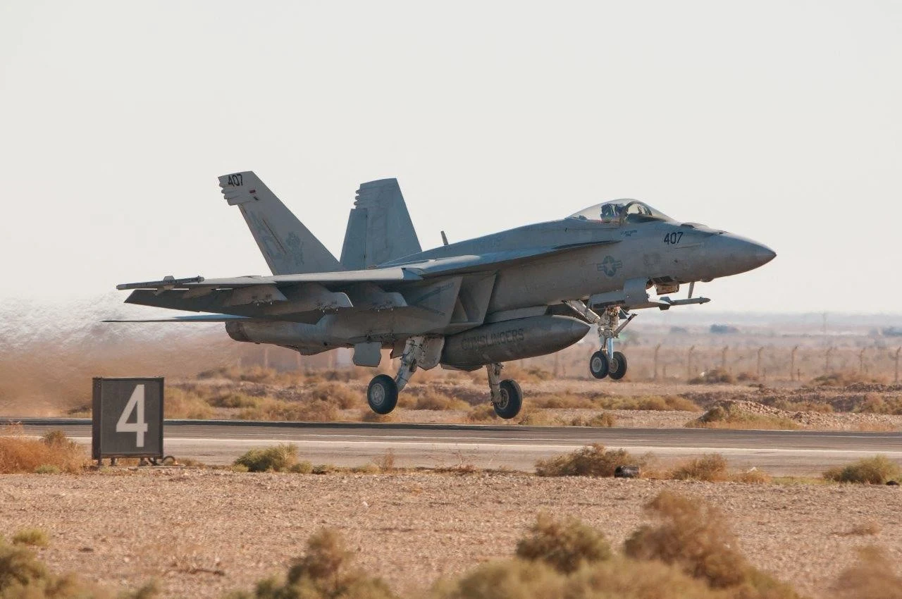 Amerykański myśliwiec F-18 Super Hornet startujący z bazy Muwaffaq Salti Air Base w Jordanii Myśliwiec F-18 Super Hornet startujący z pasa numer 4 bazy Muwaffaq Salti Air Base w Jordanii