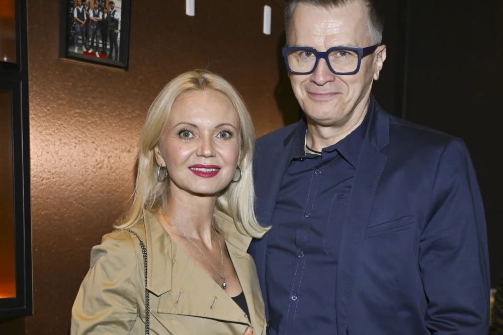 Olga Borys i Wojciech Majchrzak Olga Borys i Wojciech Majchrzak stoją razem, kobieta z blond włosami, mężczyzna w okularach i granatowej marynarce.
