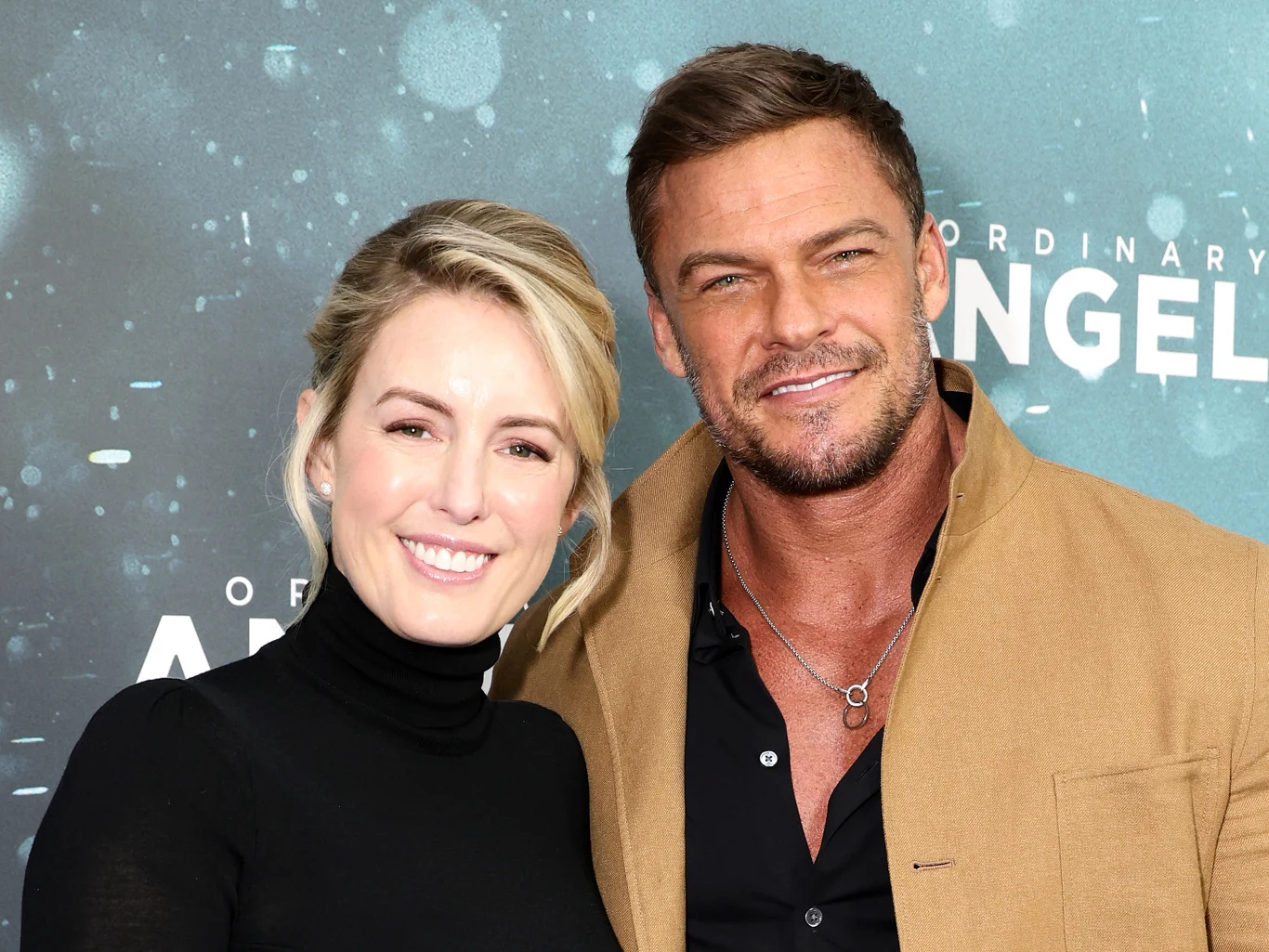 Catherine i Alan Ritchsonowie w 2024 roku Catherine i Alan Ritchsonowie w 2024 roku pozują razem na tle ściany z napisem ANGELS