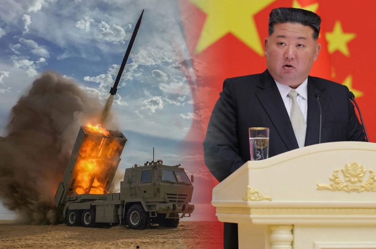 Korea Północna: Reżimowe media poinformowały o przeprowadzeniu ćwiczeń demonstrujących "niszczycielską siłę ognia" Odpalenie rakiety przez wojskowy pojazd na pustynnym terenie oraz Kim Dzong Un przy mównicy na tle czerwonej flagi.