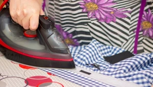 Żelazko brudzi ubrania? Pudełko z zapałkami pomoże 