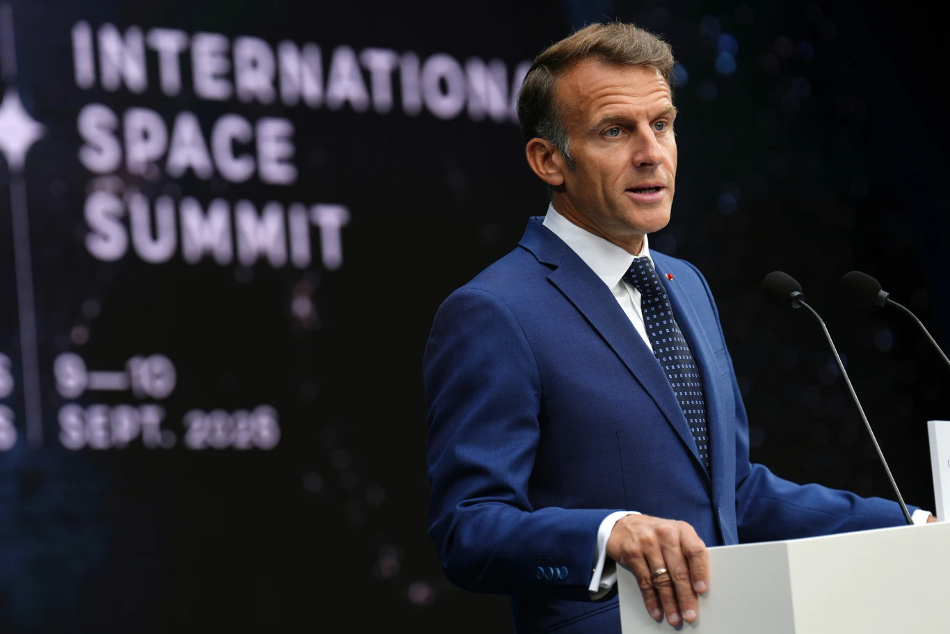 Emmanuel Macron poinformował o nowym projekcie ustawy ws. social mediów Emmanuel Macron w granatowym garniturze przemawia na Międzynarodowym Szczycie Kosmicznym w Paryżu.