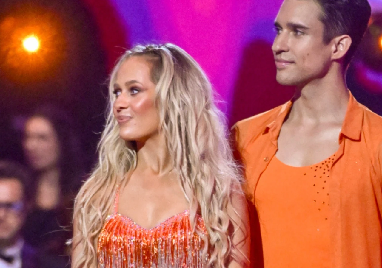 Magda Tarnowska, Dominik Smaruj Uczestnicy 19. edycji "Tańca z gwiazdami", Magda Tarnowska i Dominik Smaruj, w strojach tanecznych na planie show.