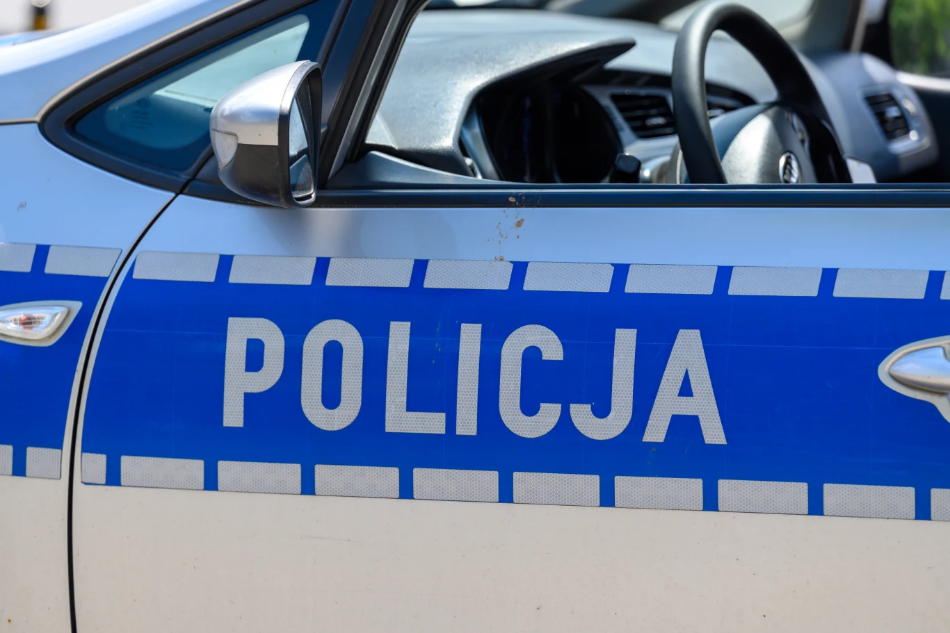 Polska policja zatrzymała Słowaka poszukiwanego czerwoną notą Interpolu Radiowóz policji z napisem 'Policja' i uchylonym oknem po stronie kierowcy podczas zatrzymania poszukiwanego Słowaka.