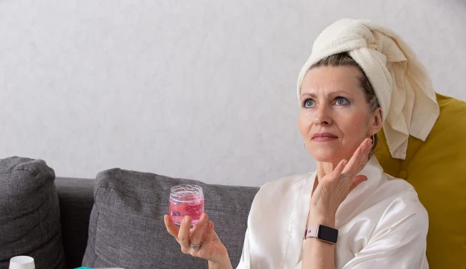 Masz suchą skórę po przebudzeniu? Ta wieczorna rutyna jest warta wypróbowania