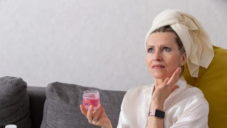 Masz suchą skórę po przebudzeniu? Ta wieczorna rutyna jest warta wypróbowania