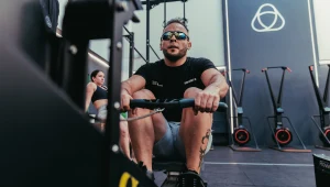 Kluby biegowe, grupy treningowe HYROX i poranne spotkania fitness stały się nową formą życia towarzyskiego