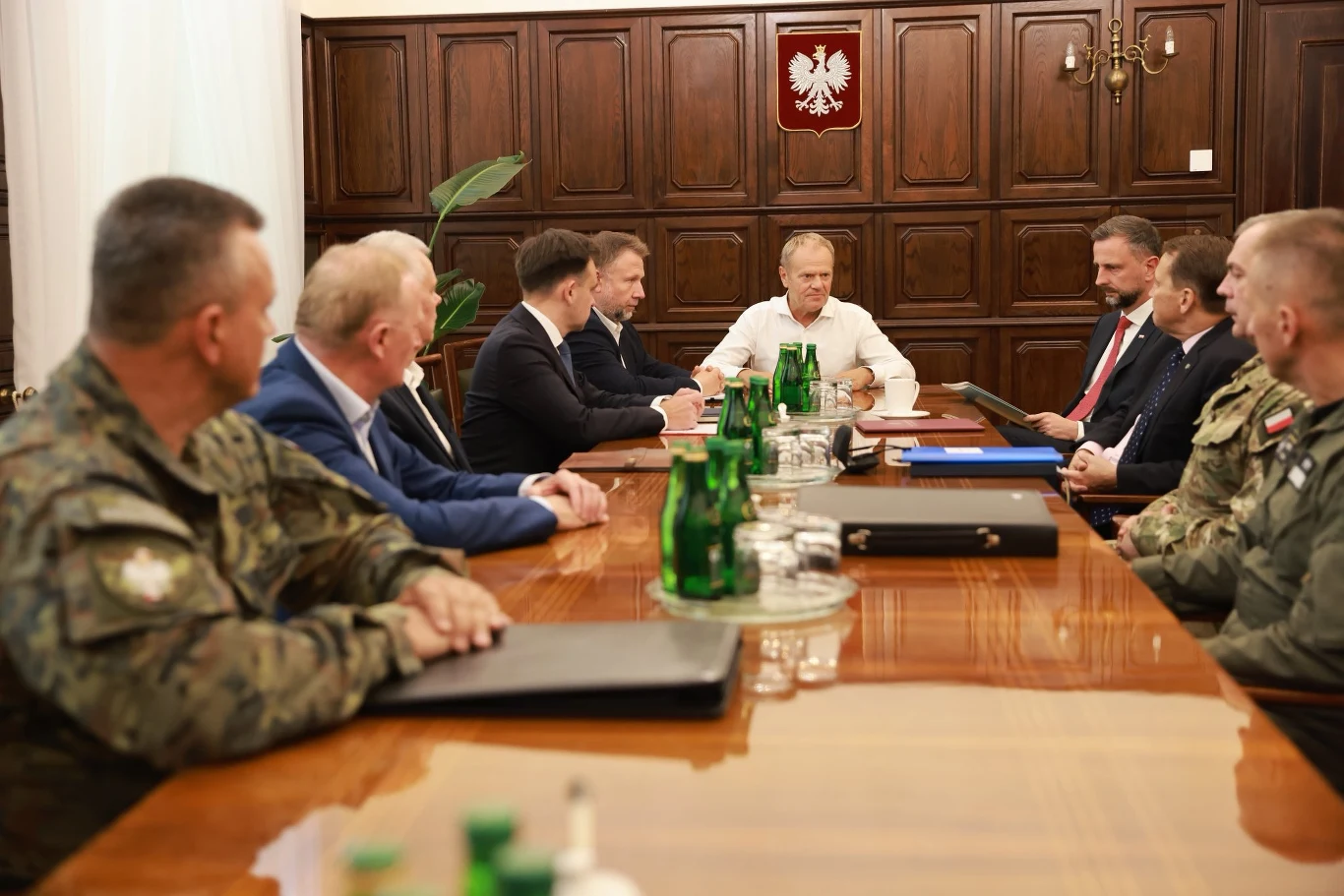 Donald Tusk na spotkaniu z ministrami, przedstawicielami Wojska Polskiego i służb Donald Tusk na spotkaniu z ministrami, przedstawicielami wojska i służb