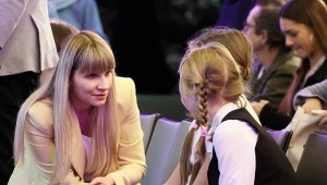 Rzeczniczka Praw Dziecka Monika Horna-Cieślak mówi o potrzebie zwrócenia uwagi na to, ile czasu rodzice spędzają z telefonem