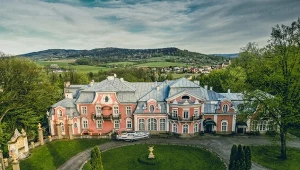 Architektoniczna perełka z ogrodem jak z baśni. Znajduje się w Małopolsce