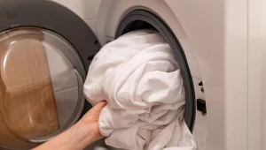 4 domowe sposoby wybielanie prześcieradeł. Jeden sprawdza się najlepiej
