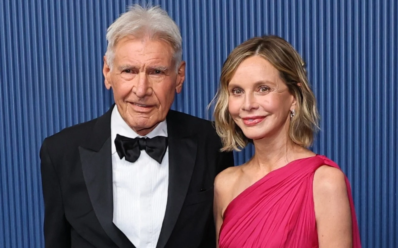 Harrison Ford i Calista Flockhart na gali Emmy Harrison Ford w czarnym smokingu i Calista Flockhart w różowej, asymetrycznej sukni na gali Emmy.