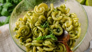 Makaron z pesto pistacjowym to aromatyczne danie we włoskim stylu