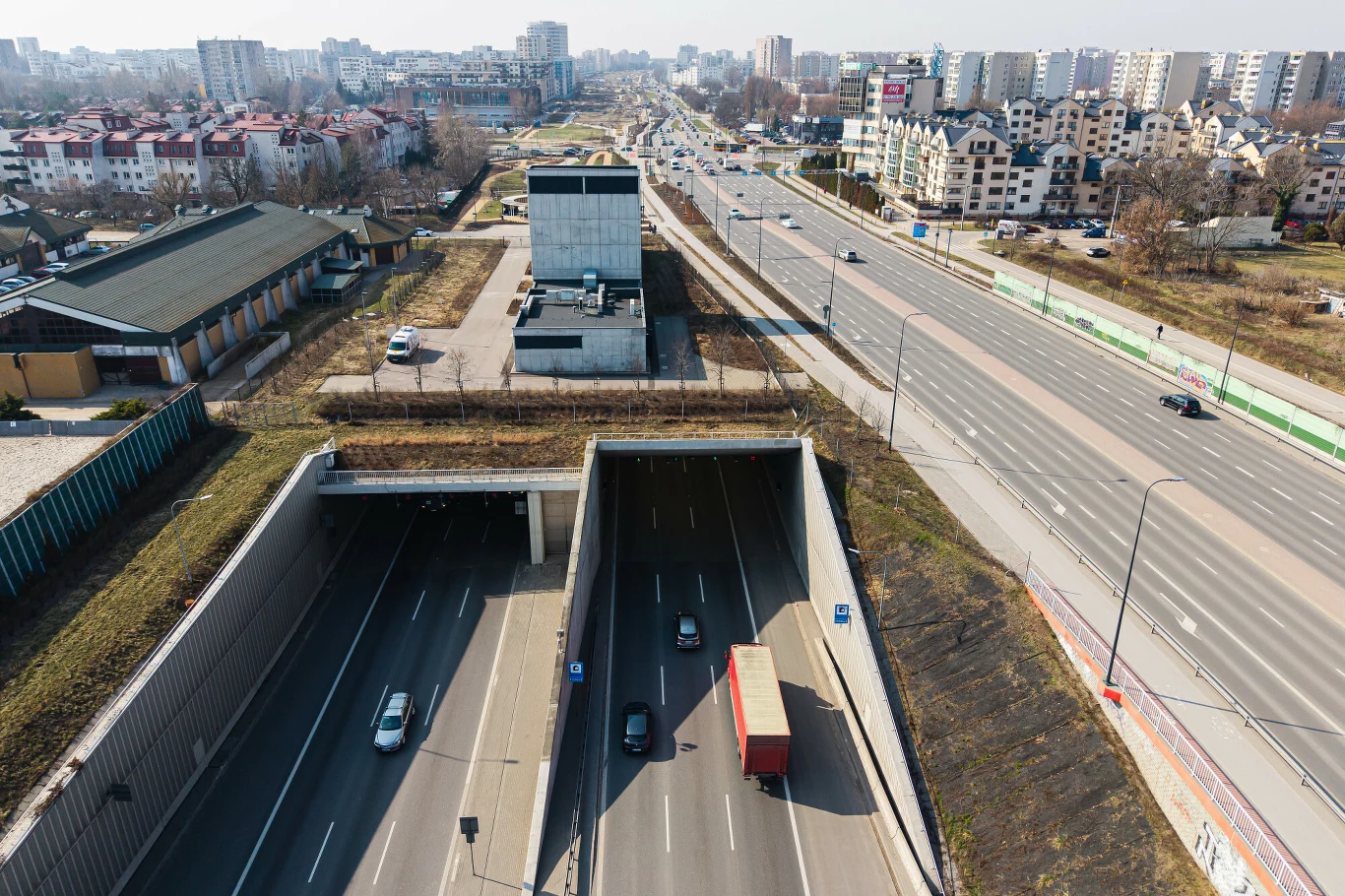 Najdłuższy tunel drogowy w Polsce - przeprawa na S2 w ramach Północnej Obwodnicy Warszawy. Tunelem przejechało już 150 mln pojazdów Tunel pod Ursynowem na S2 w Warszawie, dwa szerokie tunele z ruchem aut, w otoczeniu zabudowy mieszkalnej.