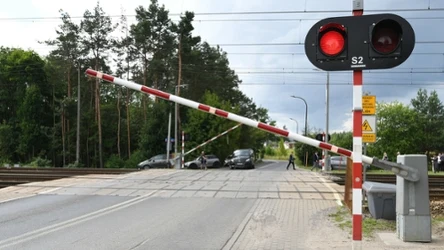 To czerwone światło, a nie pozycja zapór decyduje o tym, czy można wjechać na przejazd