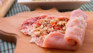 Roladki ze schabu z pożywnym farszem na bazie pieczarek to prawdziwy rarytas
