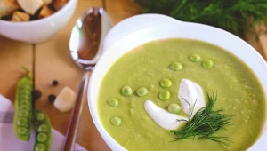 Wsypuję do bulionu i dodaję aromatyczne zioło. Przepyszny obiad w 25 minut