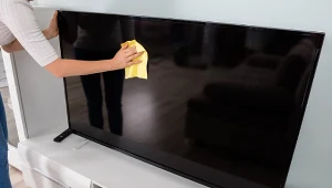 Kapka na ścierkę i wszystkie smugi znikają. Telewizor wygląda jak nowy