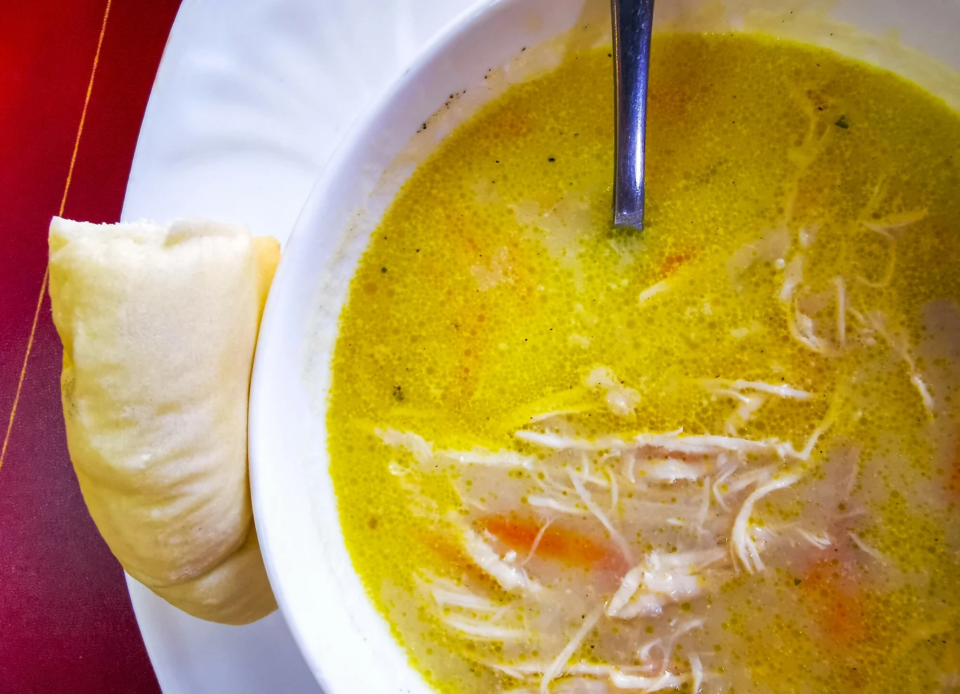 Pyszna zupa z kurczakiem w tureckiej restauracji Turcy słyną z pysznych zup. Sebzeli tavuk çorbası z kurczakiem i warzywami może śmiało konkurować z rosołem.