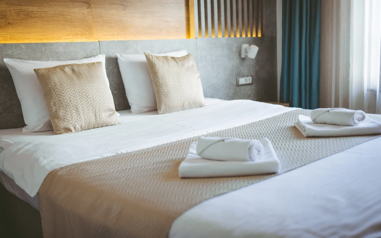 15 września wchodzi w życie ustawa zmieniająca zasady przyznawania gwiazdek w polskich hotelach Jasny pokój hotelowy z zasłanym łóżkiem