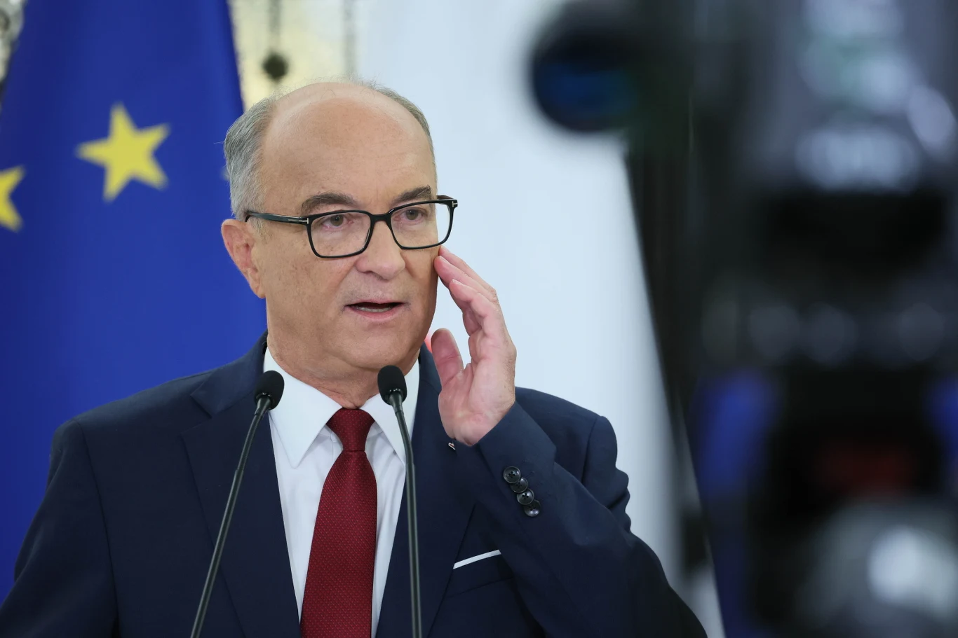 Włodzimierz Czarzasty zwrócił się do Karola Nawrockiego. "Taki jest podział władzy" Włodzimierz Czarzasty na pierwszym planie, w tle flaga UE.