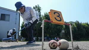 Japońscy seniorzy podczas aktywności na świeżym powietrzu w Tokio w czerwcu 2023 roku. Obecnie w tym kraju żyje ponad 100 tys. stulatków