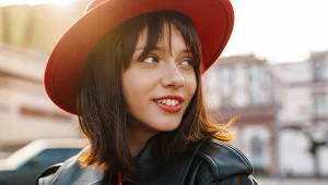 Najmodniejsza grzywka tego sezonu. Nosi ją już Zendaya i Jennie