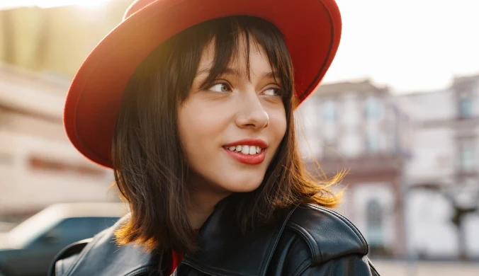 Whisper fringe to eteryczna grzywka, którą pokochały gwiazdy 