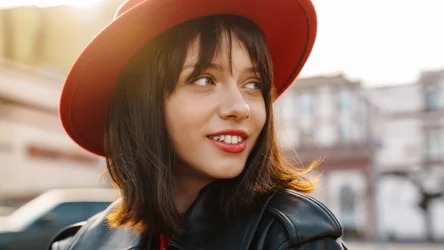 Whisper fringe to eteryczna grzywka, którą pokochały gwiazdy 