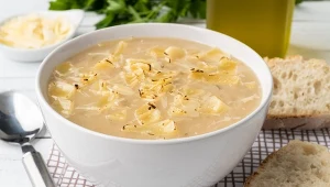 Zupa cebulowa z serem to idealna zupa na jesień. Świetnie smakuje i błyskawicznie rozgrzewa