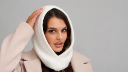 Balaclava łączy czapkę i szalik w jednym. 