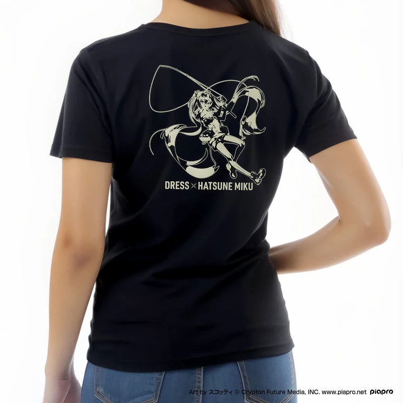 Czarna koszulka z wyraźnym nadrukiem postaci Hatsune Miku w dynamicznej pozie oraz napisem „DRESS × HATSUNE MIKU” na plecach, noszona przez osobę o długich włosach ubranej w jasne dżinsy.