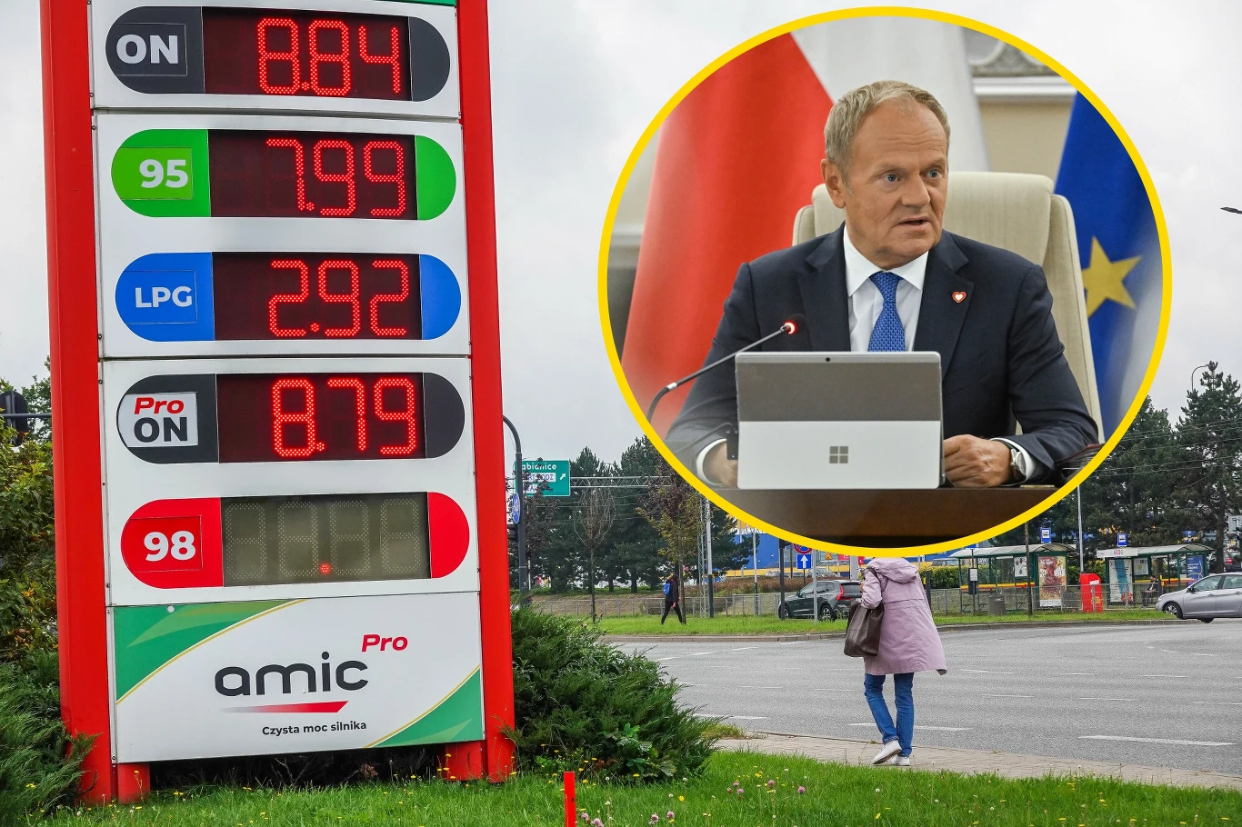 Rząd jest gotowy wprowadzić nową edycję programu CPN. Zależy to jednak od Karola Nawrockiego / Fot: Piotr Nowak/PAP Tablica z cenami paliw Amic i zdjęcie mężczyzny w garniturze na tle flag Polski i UE.