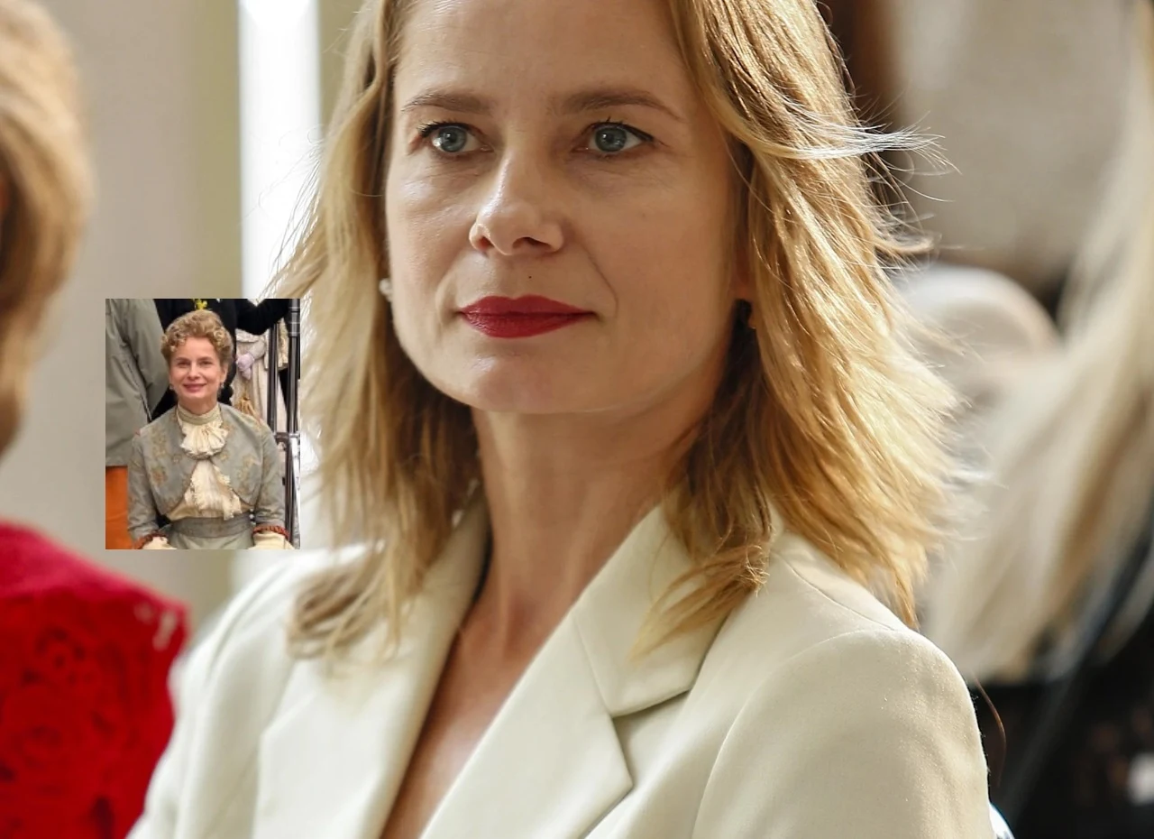 Magdalena Cielecka na planie serialu "Lalka" Kobieta o blond włosach w białej marynarce patrzy przed siebie z poważnym wyrazem twarzy, na zdjęciu widoczna jest również mała wstawka z inną kobietą ubraną w stylizowany kostium historyczny.