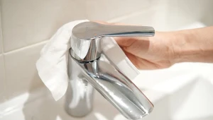 Tak rozpuścisz kamień na kranie. Bez druciaka i ryzyka porysowania armatury