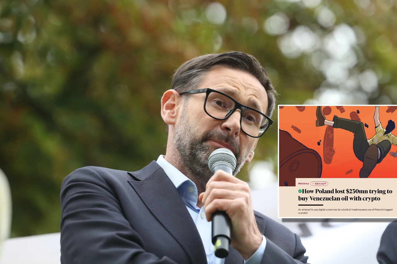 "Mam nadzieję, że ta sprawa zostanie w pełni wyjaśniona także przed polskim sądem" - pisze Daniel Obajtek, obwiniając nowy zarząd OTS o zerwanie kontraktu Daniel Obajtek w garniturze i okularach przemawia do mikrofonu, obok nagłówek artykułu o stracie Orlenu.