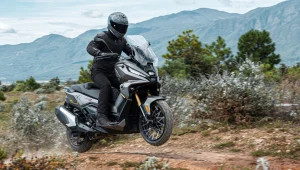 Voge SR450X wjeżdża do Polski. Dwucylindrowy skuter ADV za 29 900 zł