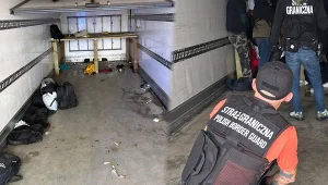 Migranci ukryci w chłodni ciężarówki. Szokujące odkrycie służb