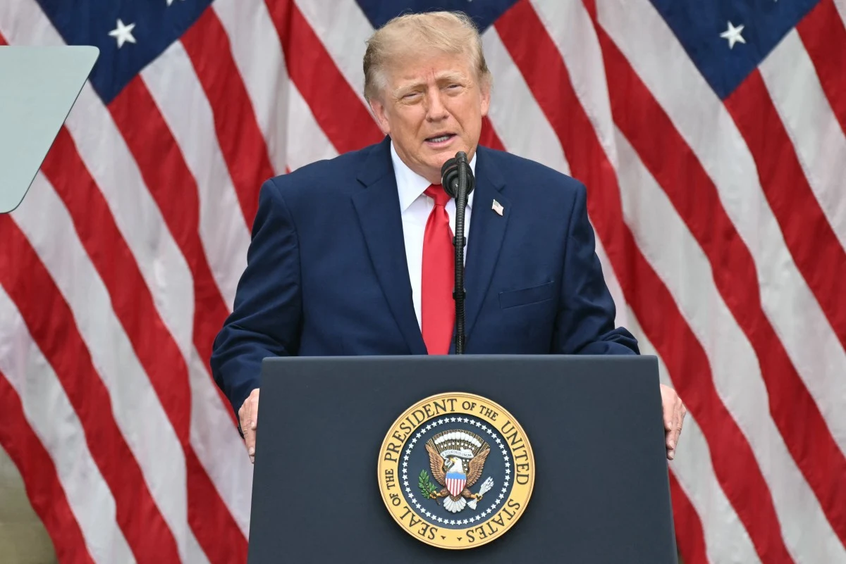 Trump zdecydował o przeniesieniu środków z Europy Donald Trump przemawia przy mównicy z pieczęcią prezydenta USA, w tle amerykańskie flagi.