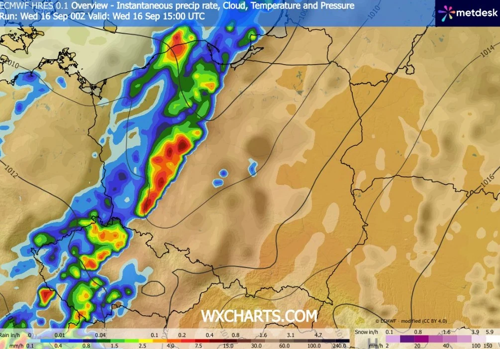 Burze i intensywniejsze ulewy w środę skoncentrują się na południowym zachodzie kraju Kolorowa strefa intensywnych opadów atmosferycznych i chmur rozciągająca się pionowo przez środek mapy, obejmująca zachodnią część obserwowanego regionu, z wyraźnie zaznaczonymi miejscami największych opadów w odcieniach czerwieni i fioletu.