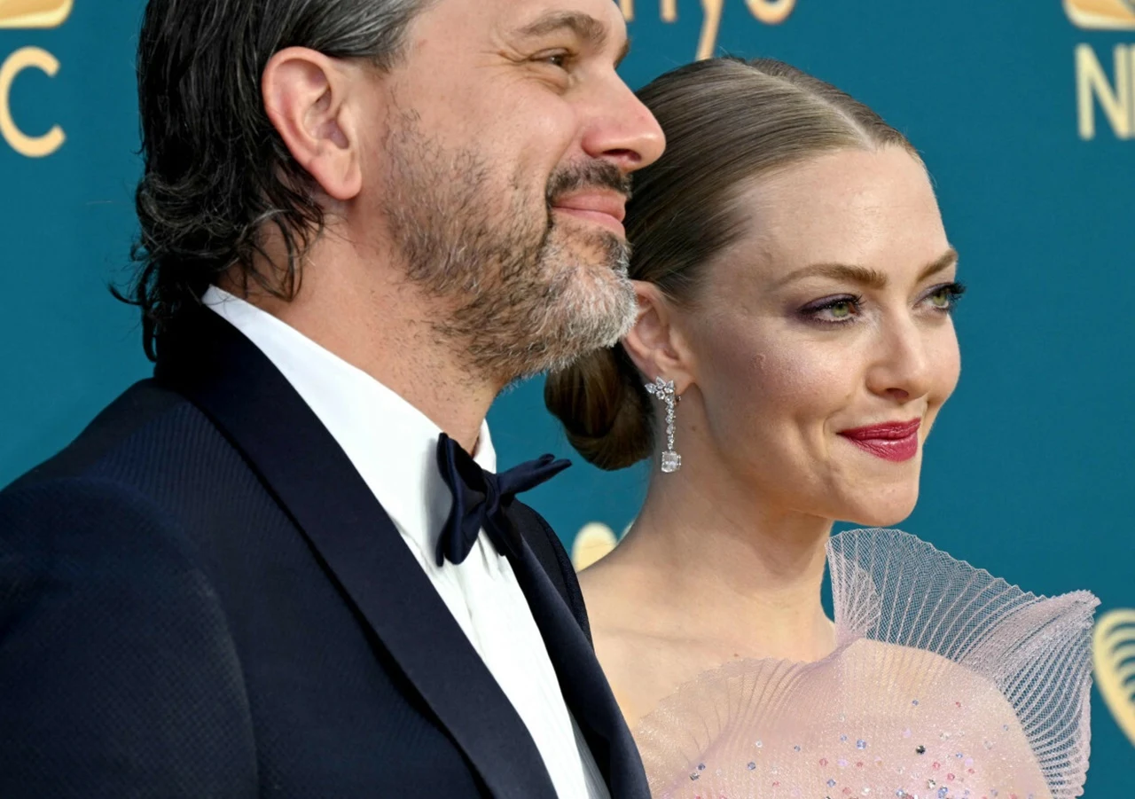 Thomas Sadoski i Amanda Seyfried Thomas Sadoski i Amanda Seyfried w eleganckich strojach wieczorowych na wspólnym zdjęciu.